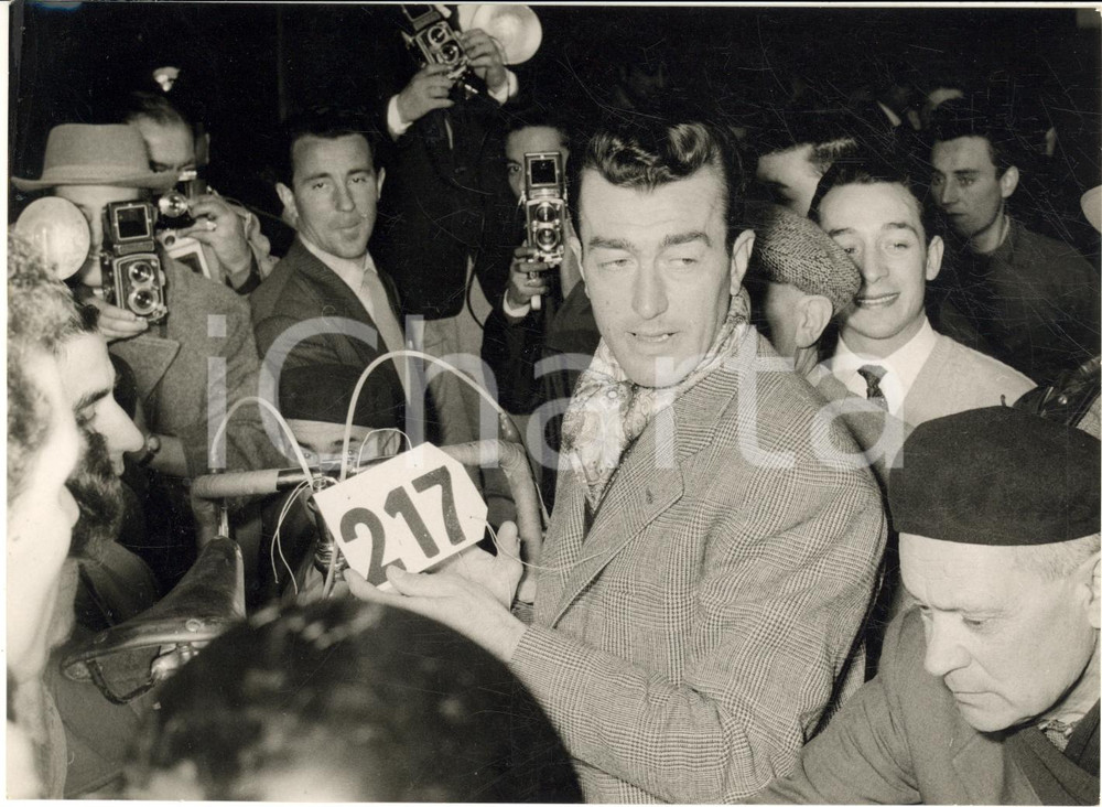 1955 ca MILANO CICLISMO Louison BOBET alla punzonatura di una gara *Foto