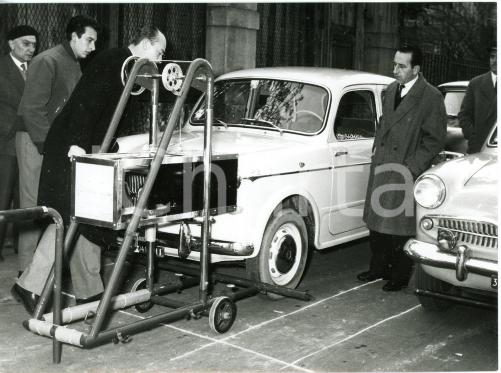 1958 MILANO - Controllo fari a una ALFA ROMEO Giulietta - Foto 18x13 cm