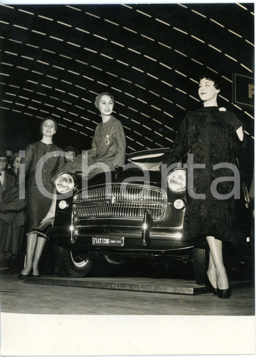 1957 TORINO Salone dell'Automobile - Modelle con nuova FIAT 1200 Granluce *Foto
