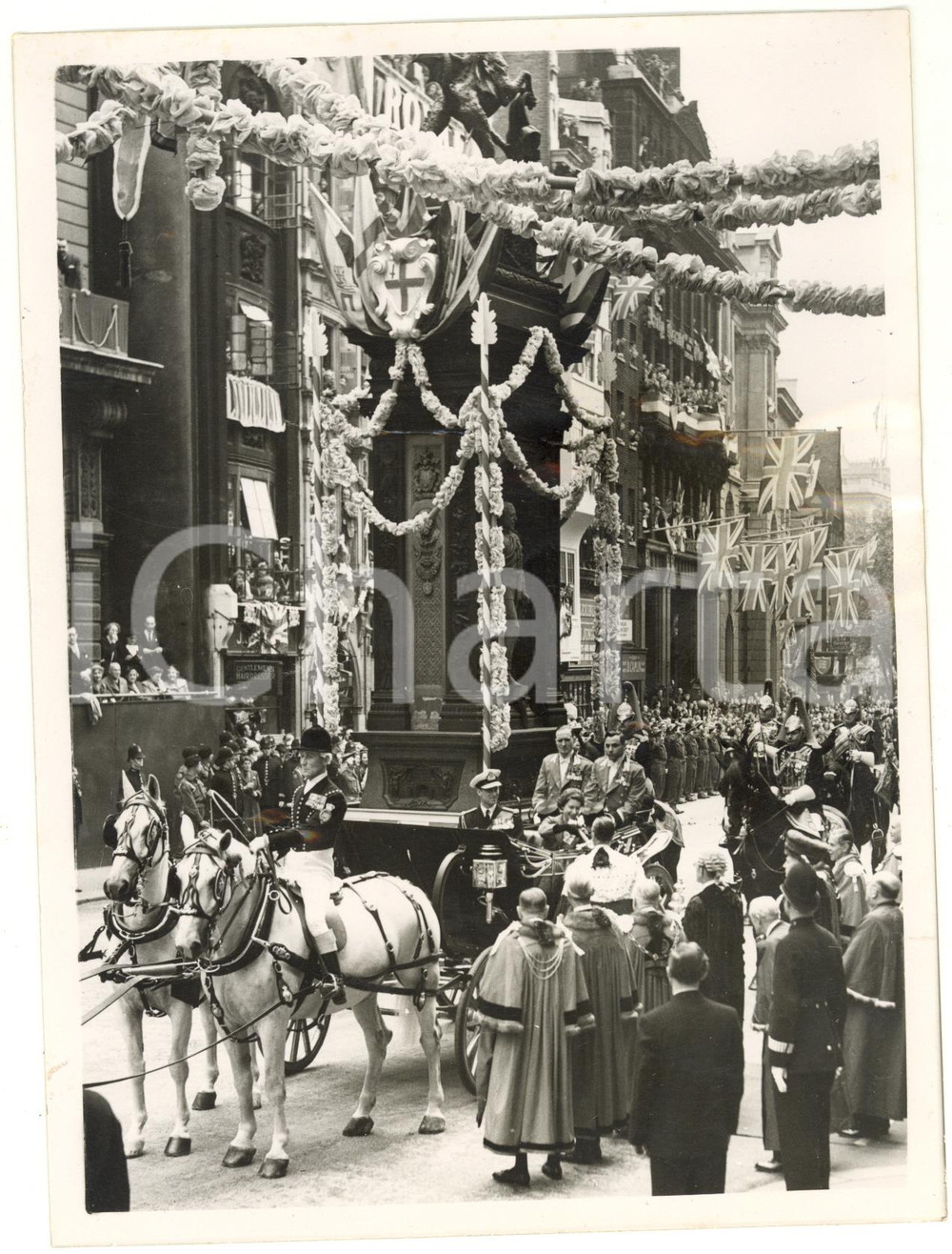 1953 LONDON TEMPLE BAR Rupert DE LA BÈRE offering city sword to Queen ELIZABETH