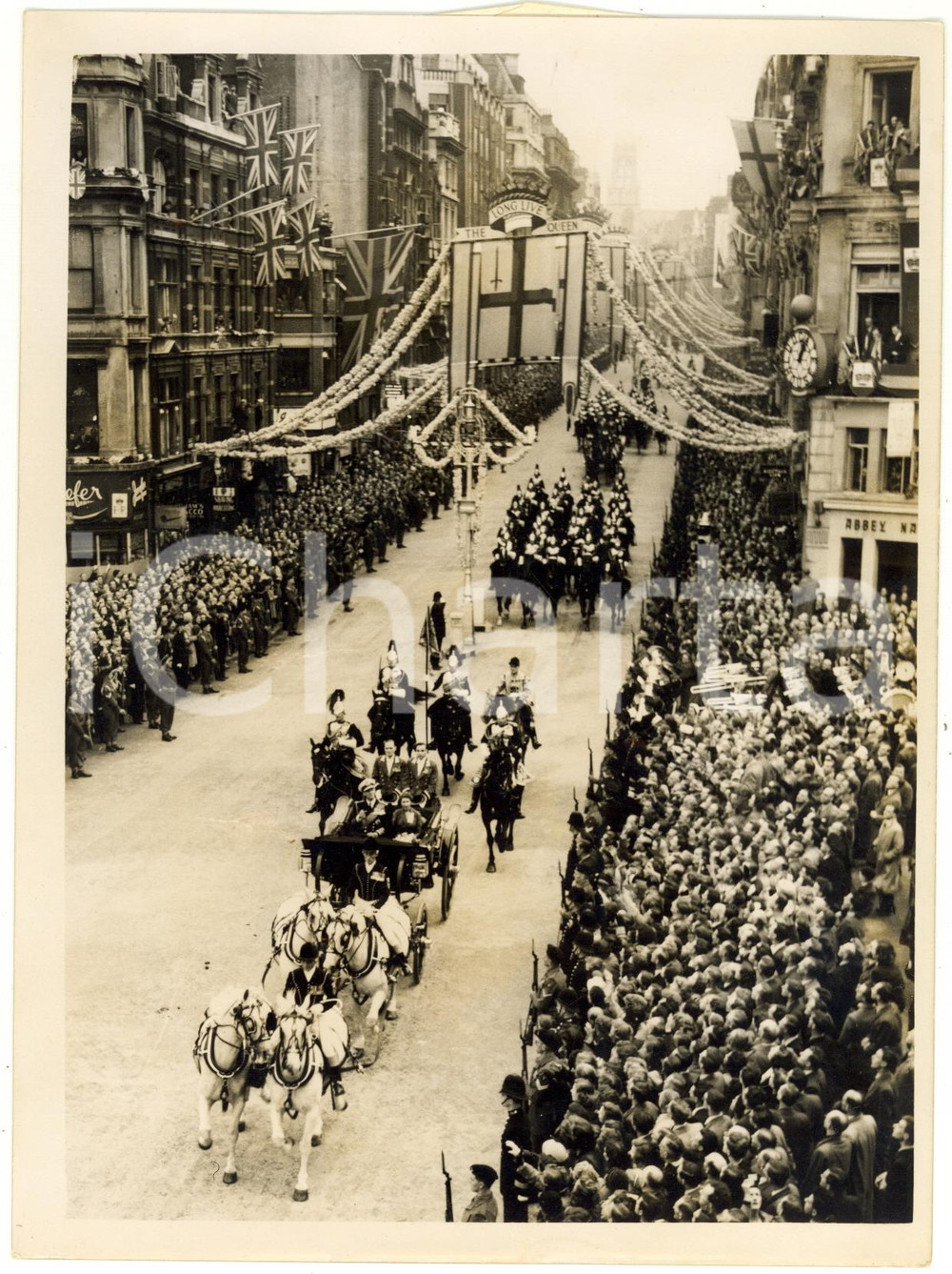 1953 LONDON FLEET STREET Crowd welcomes Queen Elizabeth on her way to Guildhall