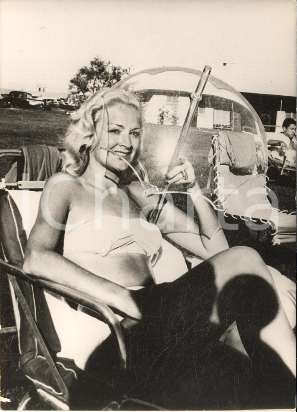 1953 HOLLYWOOD MODA Dardy ORLANDO posa con un parasole in plexiglass *Foto