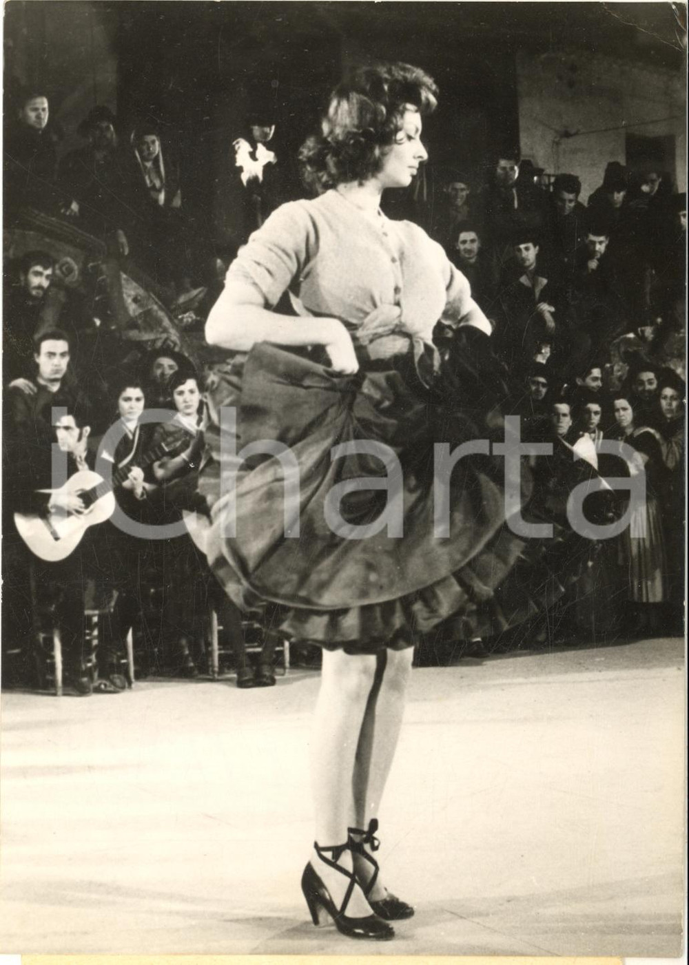 1956 CINEMA "Orgoglio e passione" Sophia LOREN balla il flamenco sul set ^Foto Fotografia d'epoca con didascalia coeva al verso.  FORMATO: 13x18 cm  CONDIZIONI: FAIR (piegatura all'angolo superiore destro)     originale e autentica 1