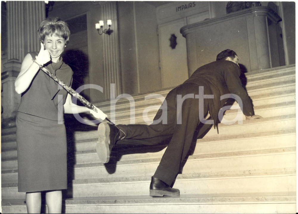 1962 PARIS Chanteuse Annie CORDY présente le judo-parapluie *Photo 18x13 cm