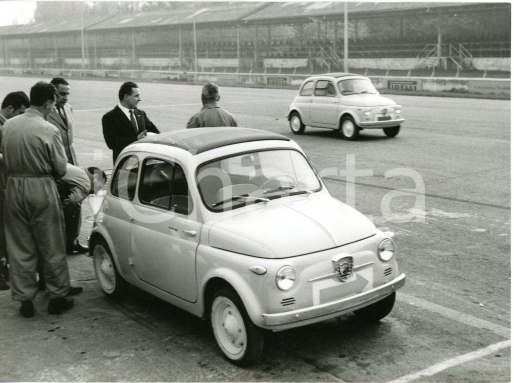 1960 MONZA Meccanici controllano FIAT 500 ABARTH prima delle prove di velocità