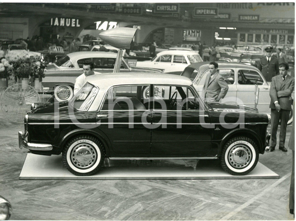 1957 TORINO 39° Salone dell'Automobile - Esposizione FIAT 1200 con gomme PIRELLI