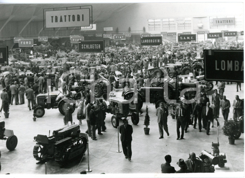 1957 TORINO 1° Salone del Trattore - Visitatori tra i trattori in esposizione