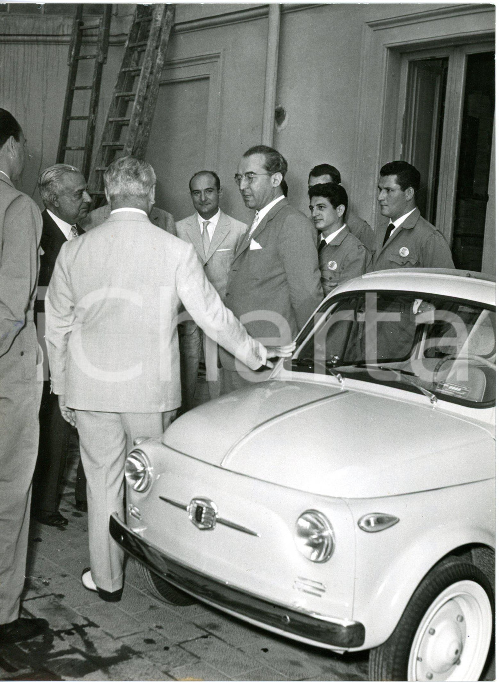 1957 ROMA - Gino PESTELLI dona FIAT 500 al ministro del lavoro Luigi GUI *Foto