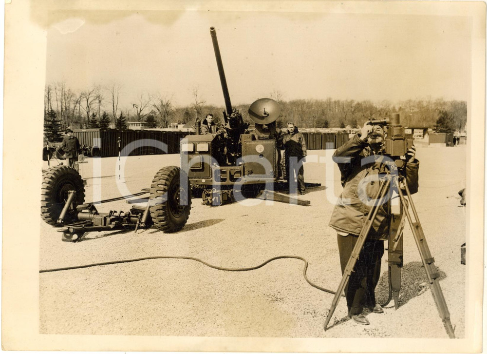 1953 GREAT NECK (LONG ISLAND) US ARMY showing a new automatic anti-aircraft gun 