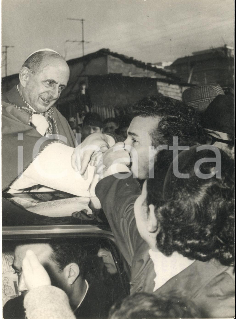 1965 ca ROMA Papa PAOLO VI tra i baraccati del quartiere PRENESTINO *Foto