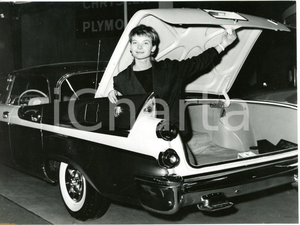 1957 GENEVE Salone dell'Auto - Modella nel baule di una DODGE CHARGER *Foto