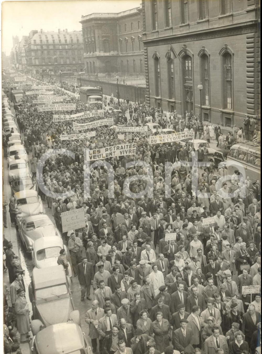 1960 PARIS Grève de la Fonction Publique - Cortège en rue de Rivoli *Photo