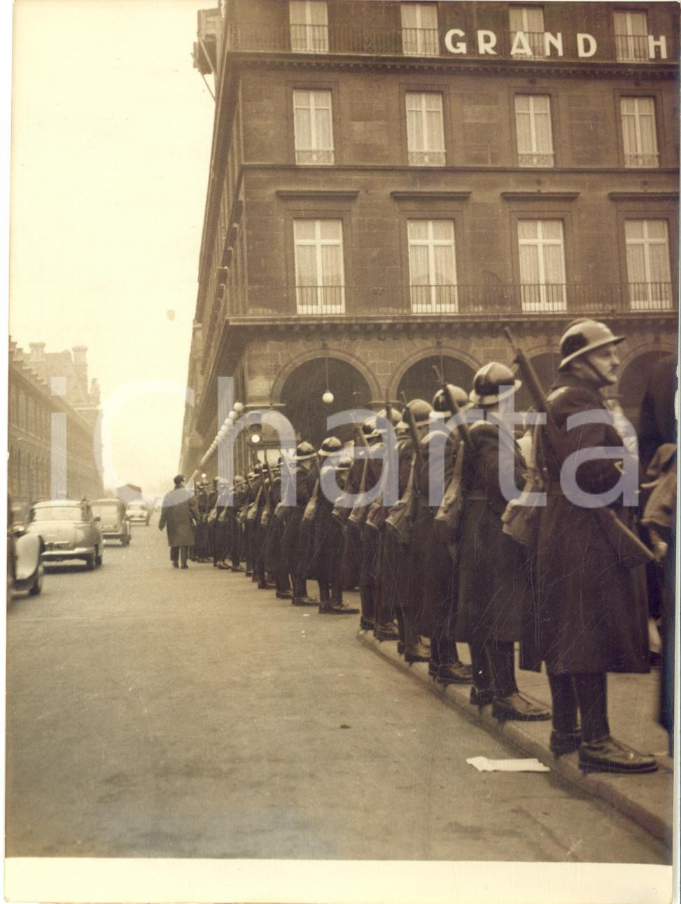 1957 PARIS Garde Républicaine protège le Ministère des Finances - Photo 12x17 cm