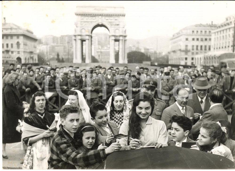 1957 GENOVA Piazza della Vittoria - RALLY DEL CINEMA - Rosanna SCHIAFFINO *Foto