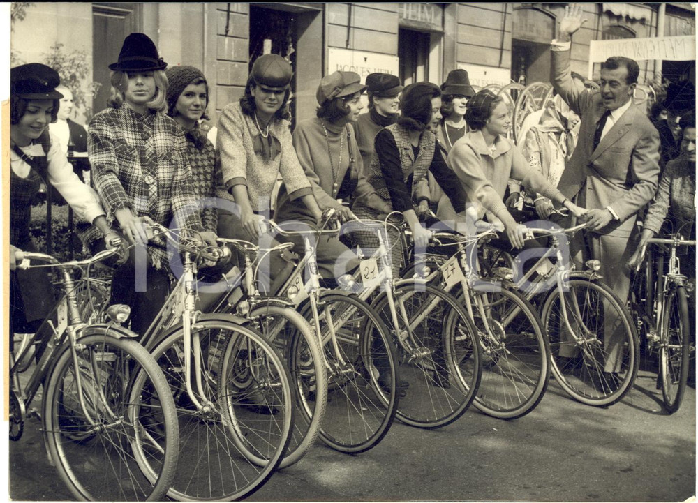 1962 PARIS Louison BOBET avec mannequins habillées Jacques HEIM à vélo *Photo