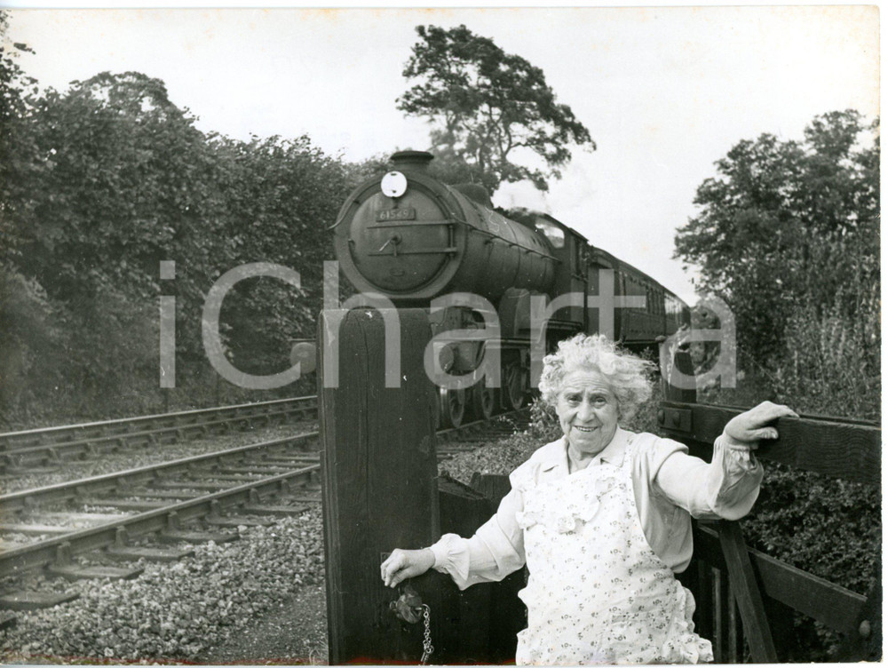1958 NEEDHAM MARKET (UK) - Inspector Alice HAWKINS at the level-crossing gate