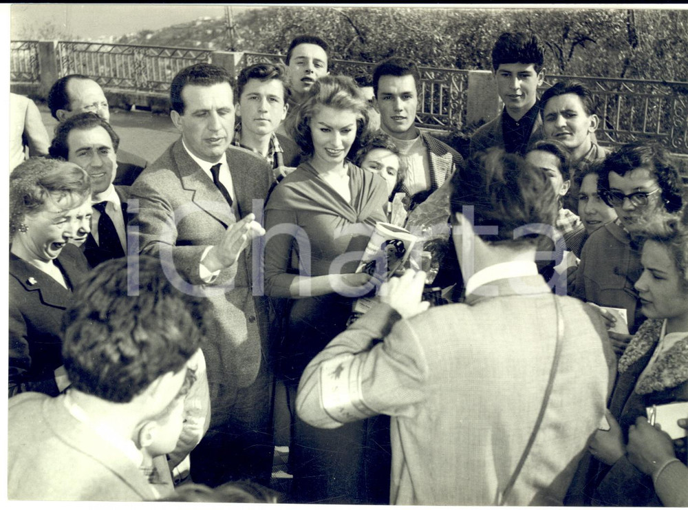 1956 s.l. CINEMA Sophia LOREN con un fotografo e un gruppo di ammiratori *Foto
