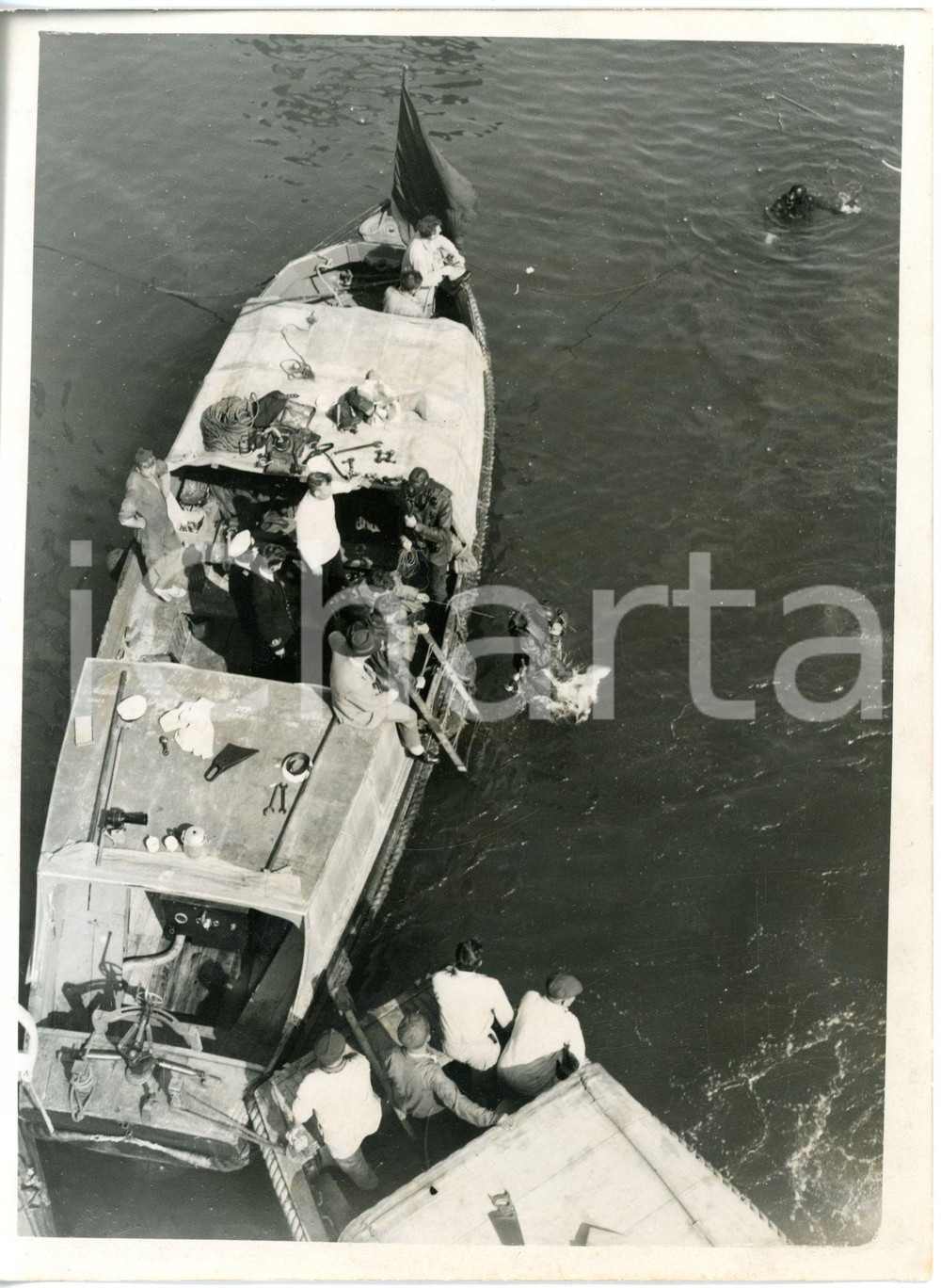 1955 PORTLAND Harbour - Submarine SIDON disaster - Frogman jumping into the sea