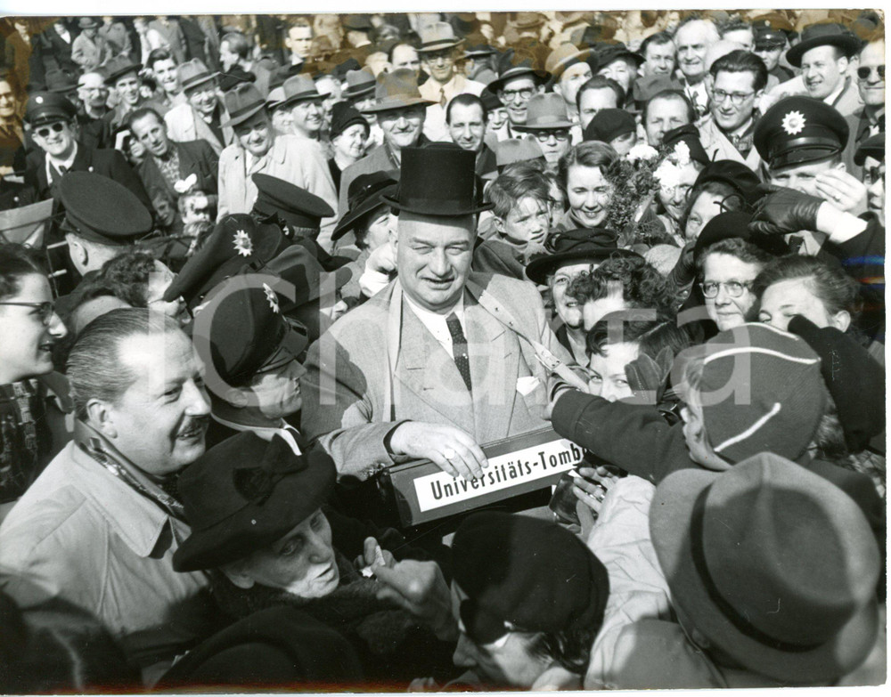 1953 FRANKFURT Walter KOLB selling tombola tickets for University reconstruction