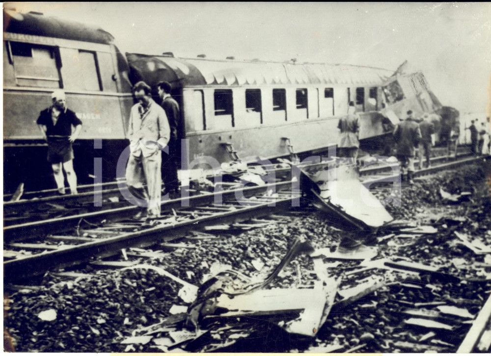 1957 BOLLENE (F) Déraillement train NICE-PARIS - Les débris des wagons *Photo