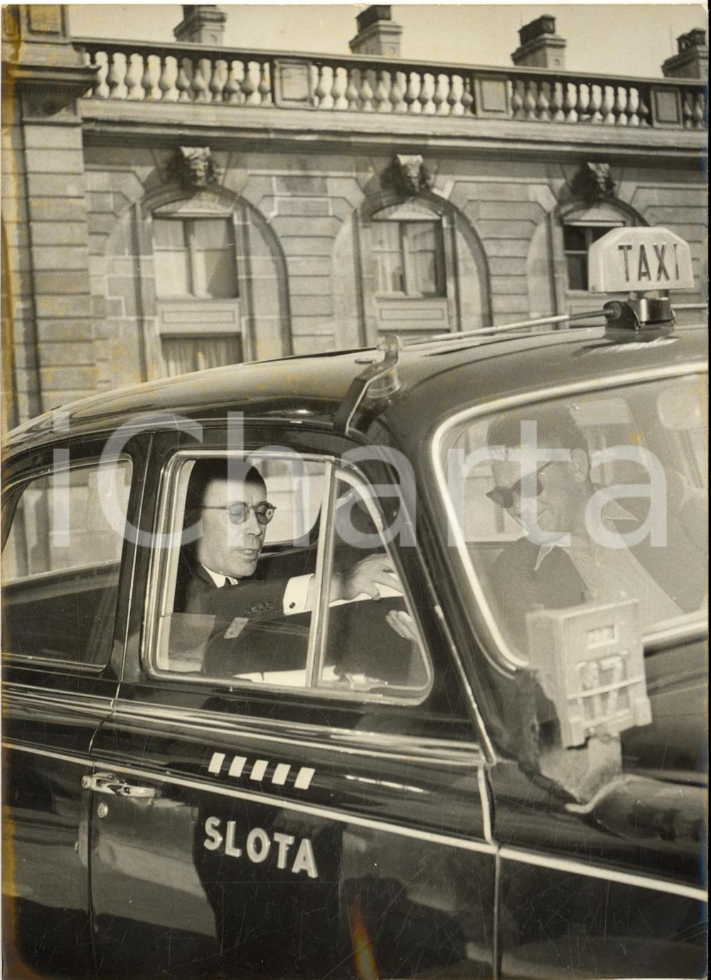 1959 PARIS Antoine PINAY arrive en taxi au Conseil Exécutif de la Communauté