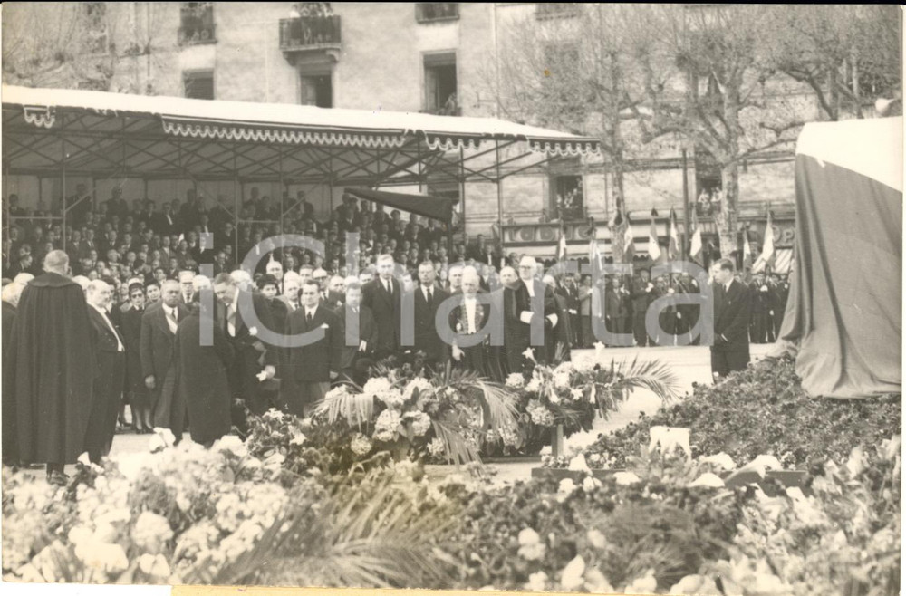 1957 LYON Obsèques d'Edouard HERRIOT - Le président René COTY Photo 18x13 cm  Fotografia d'epoca con didascalia coeva.   CONDIZIONI: FAIR (increspatura al margine inferiore) FORMATO: 18x12 cm     originale e autentica 1