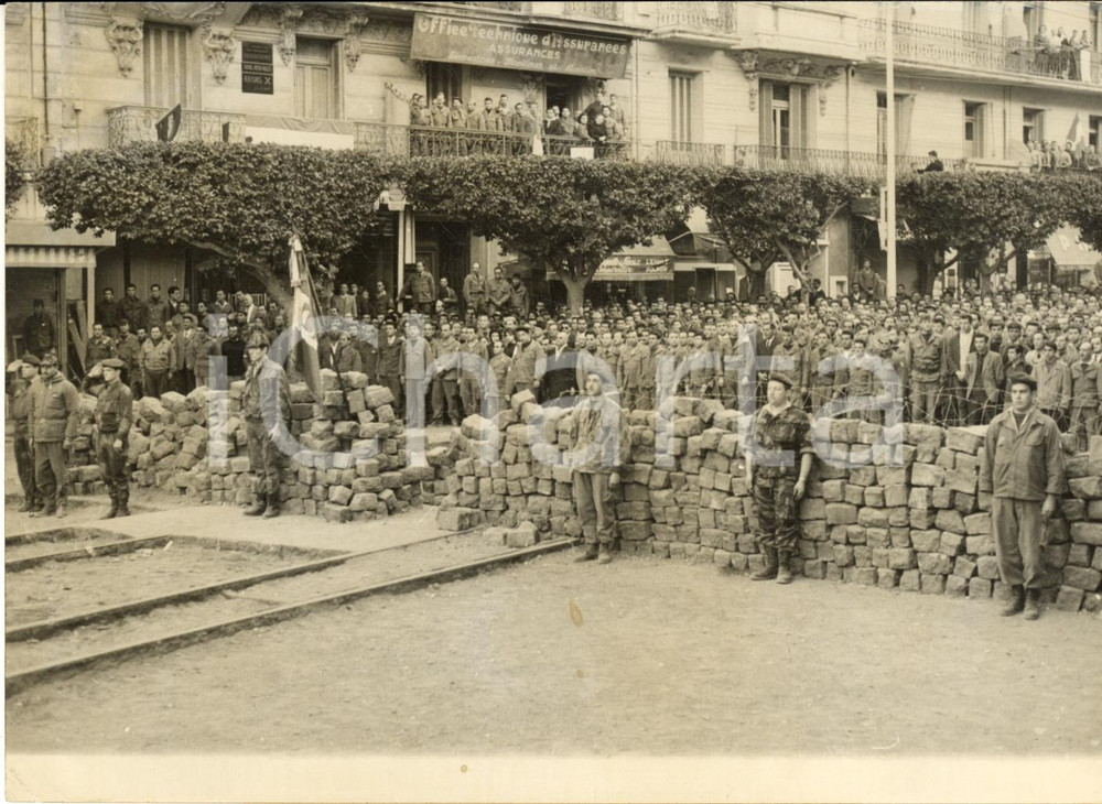 1960 ALGER Gli insorti dietro le barricate osservano i militari in guardia *Foto