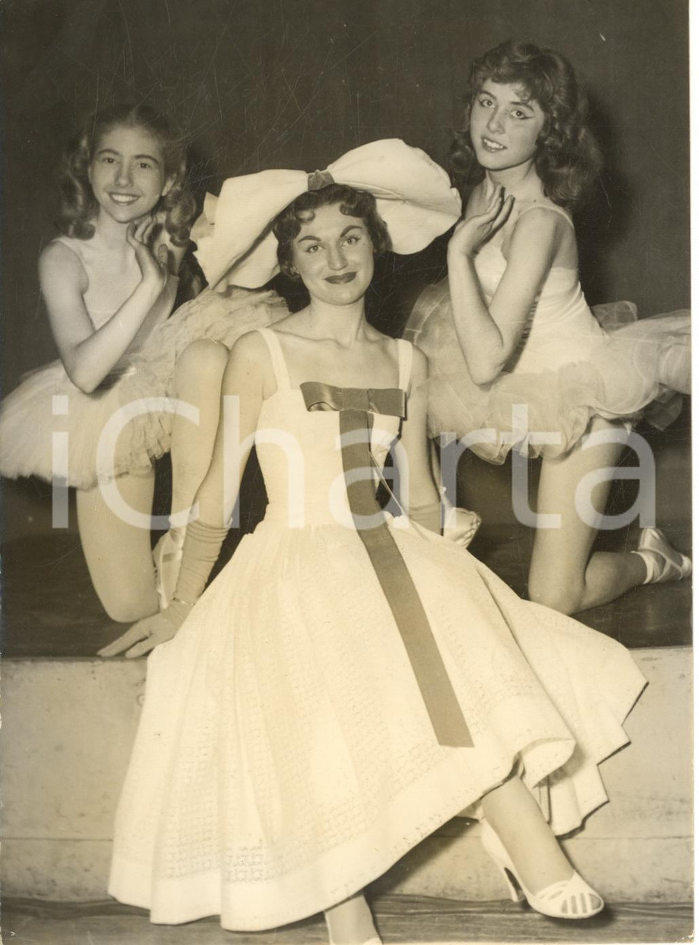 1956 PARIS Moulin de la Galette - Martine LEMORT nouvelle Miss Printemps *Photo