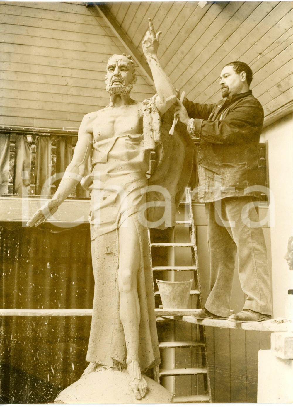 1957 LONDON (UK) - David MCFALL working on St. Paul statue for St. Bride Church