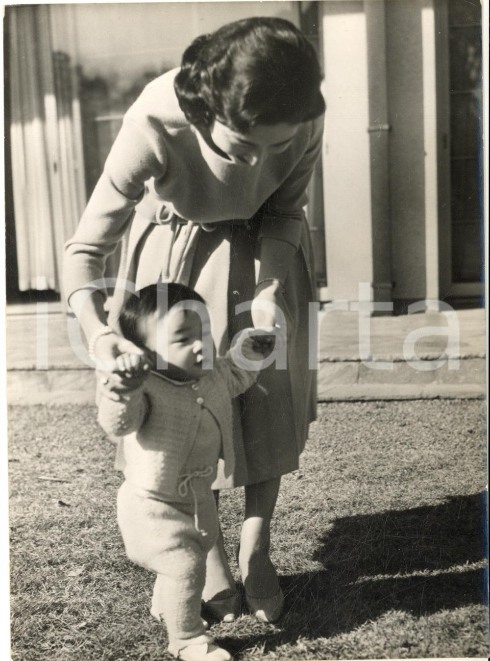 1961 TOKYO Principessa Michiko del Giappone guida il principe Hirohito bambino