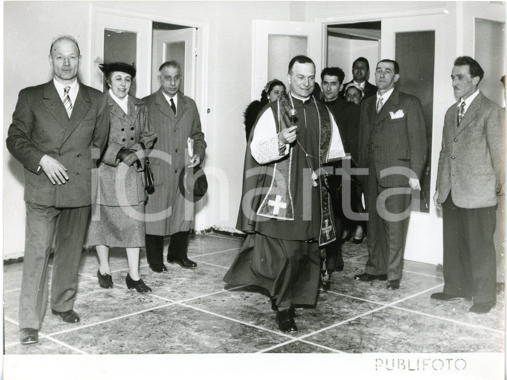 1954 GENOVA Mons. Luigi RECAGNO benedice caseggiato - Fotografia 24x18