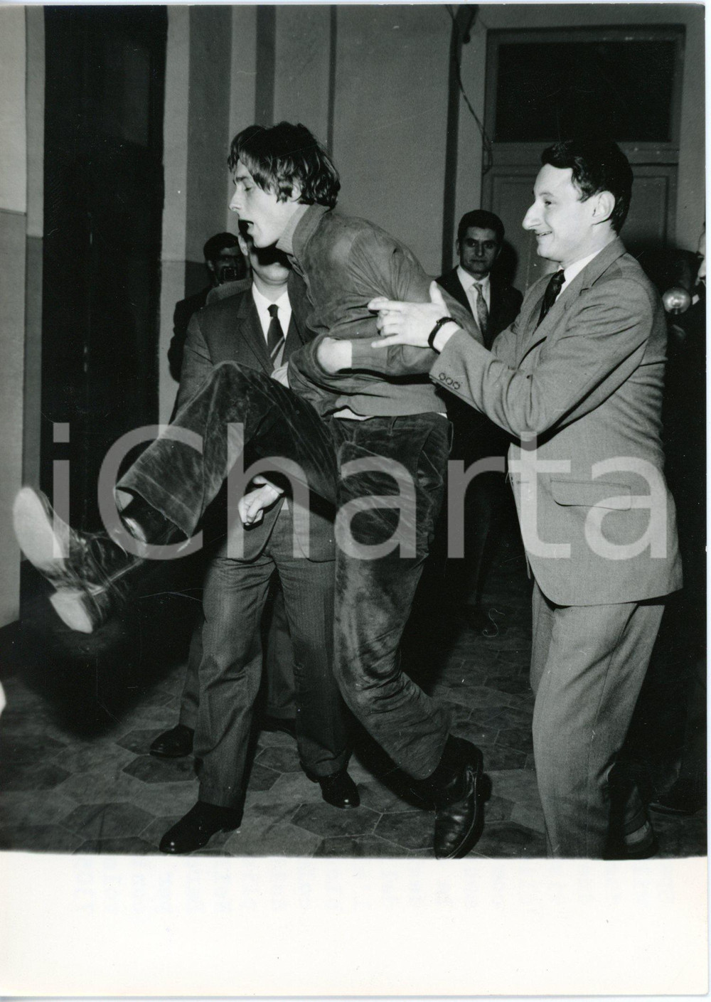 1969 MILANO Spacciatore arrestato aggredisce i fotografi *Foto 13x18 cm