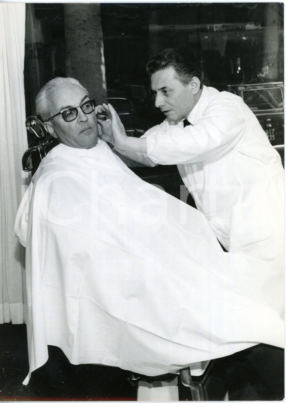 1968 VARESE - Piero CHIARA dal barbiere dopo la vittoria del premio BAGUTTA