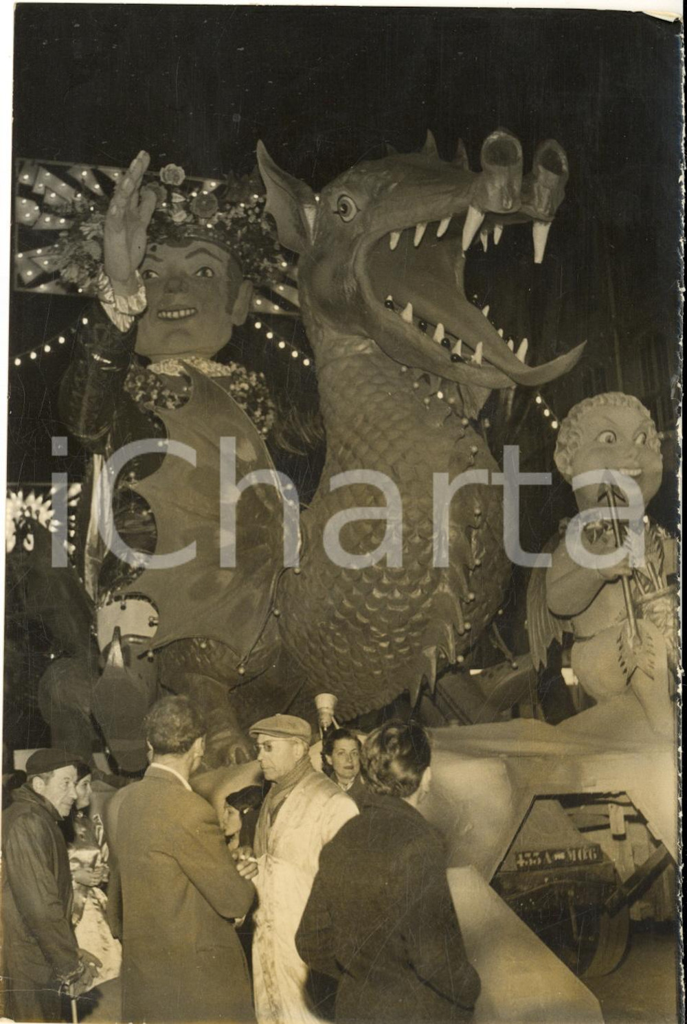 1961 NICE CARNAVAL Le char de S.M. Carnaval fait son entrée dans la ville *Photo