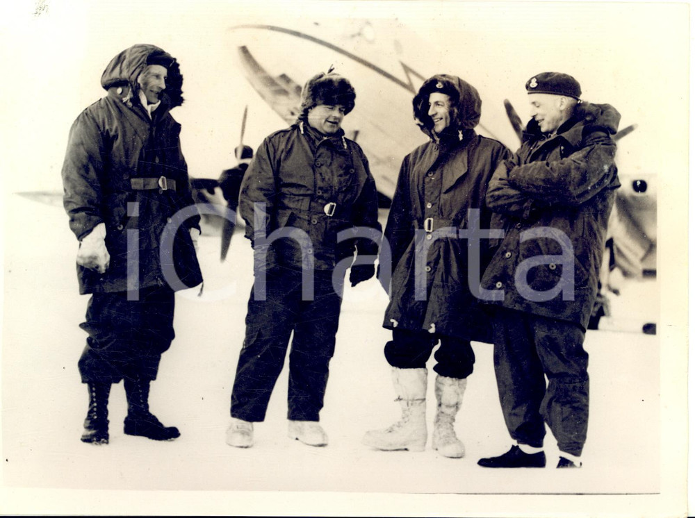 1953 RESOLUTE BAY (CANADA) R.A.F. squadron back from the North Pole *Photo