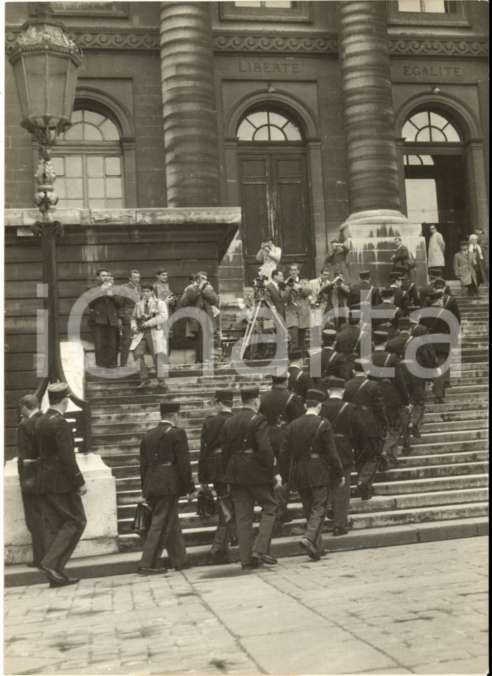1962 PARIS Processo a Raoul SALAN - Gendarmi arrivano al Palazzo di Giustizia