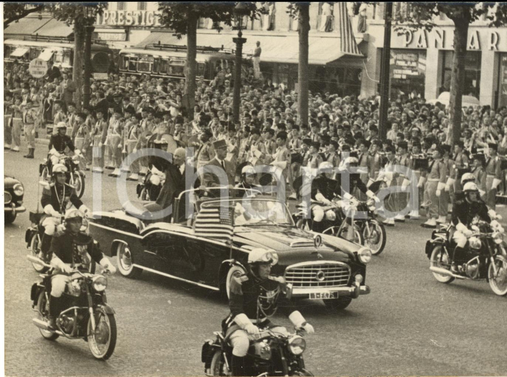 1959 PARIS Dwight EISENHOWER e Charles DE GAULLE in auto sugli Champs-Elysées