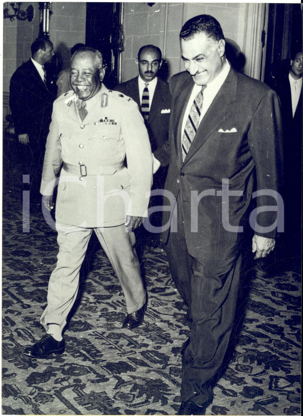 1960 CAIRO Generale Ibrahim ABBUD accolto dal president NASSER all'aeroporto