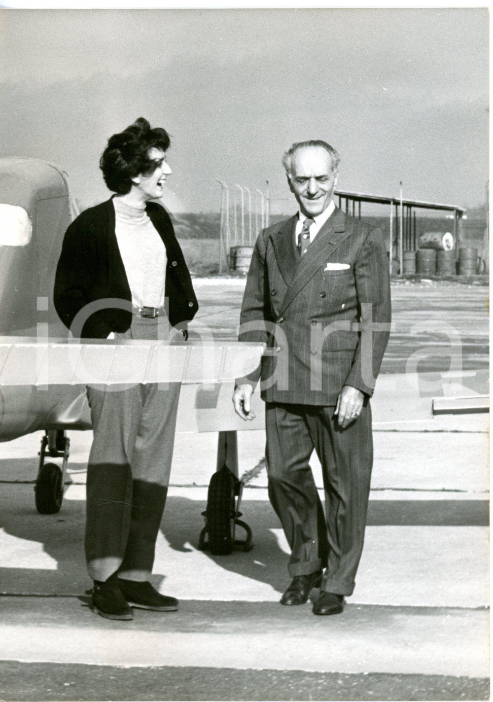 1959 ROMA - Pilota Aeronautica Militare Mario DE BERNARDI con la figlia FIORENZA