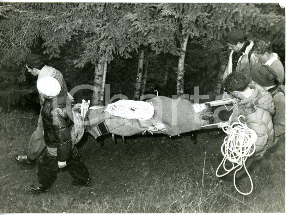 1959 PRESOLANA - ALPINISMO - Giovanni FUSTINONI in barella dopo incidente *Foto