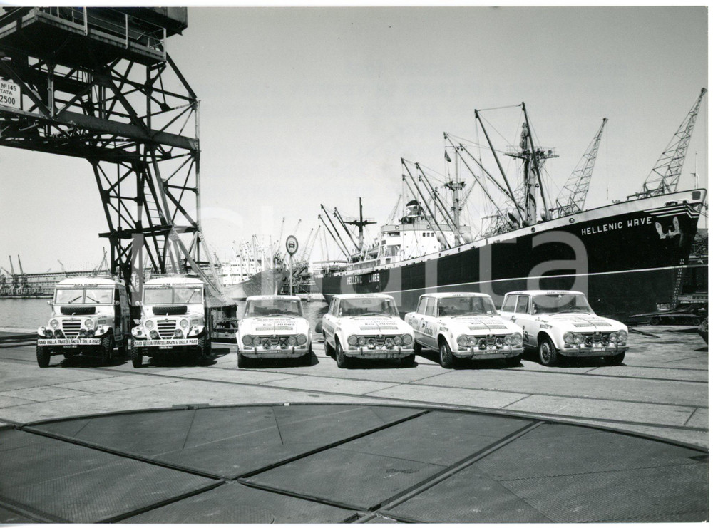 1968 Porto di TRIESTE - ALFA ROMEO sbarcate dal piroscafo HELLENIC WAVE *Foto