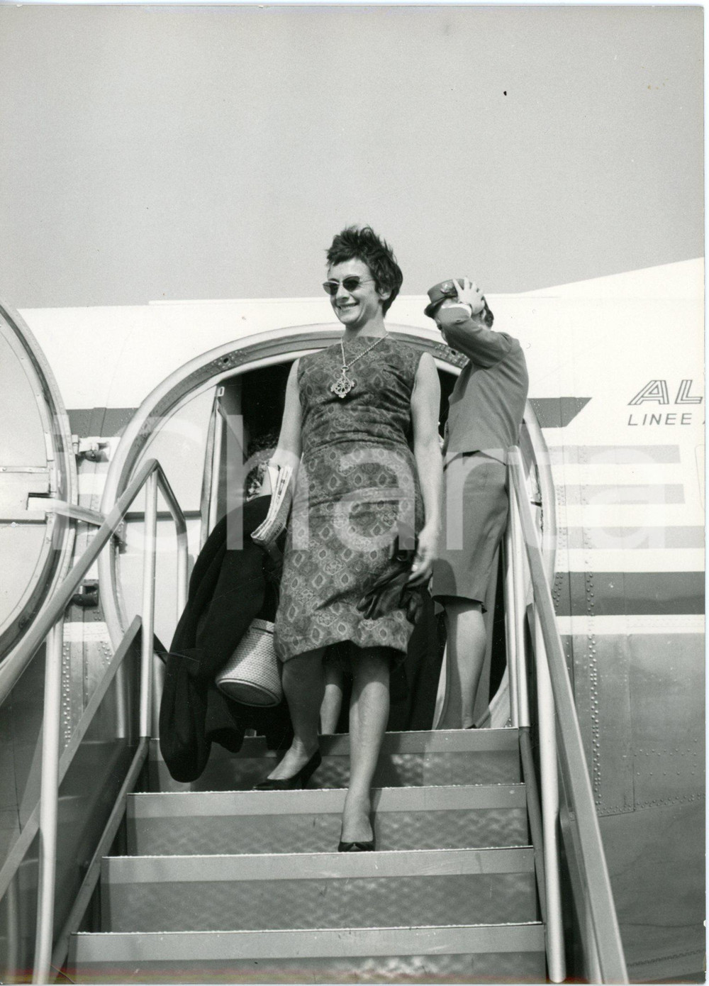 1961 VENEZIA Arrivo di Suzanne FLON con volo ALITALIA per 22° Mostra del Cinema