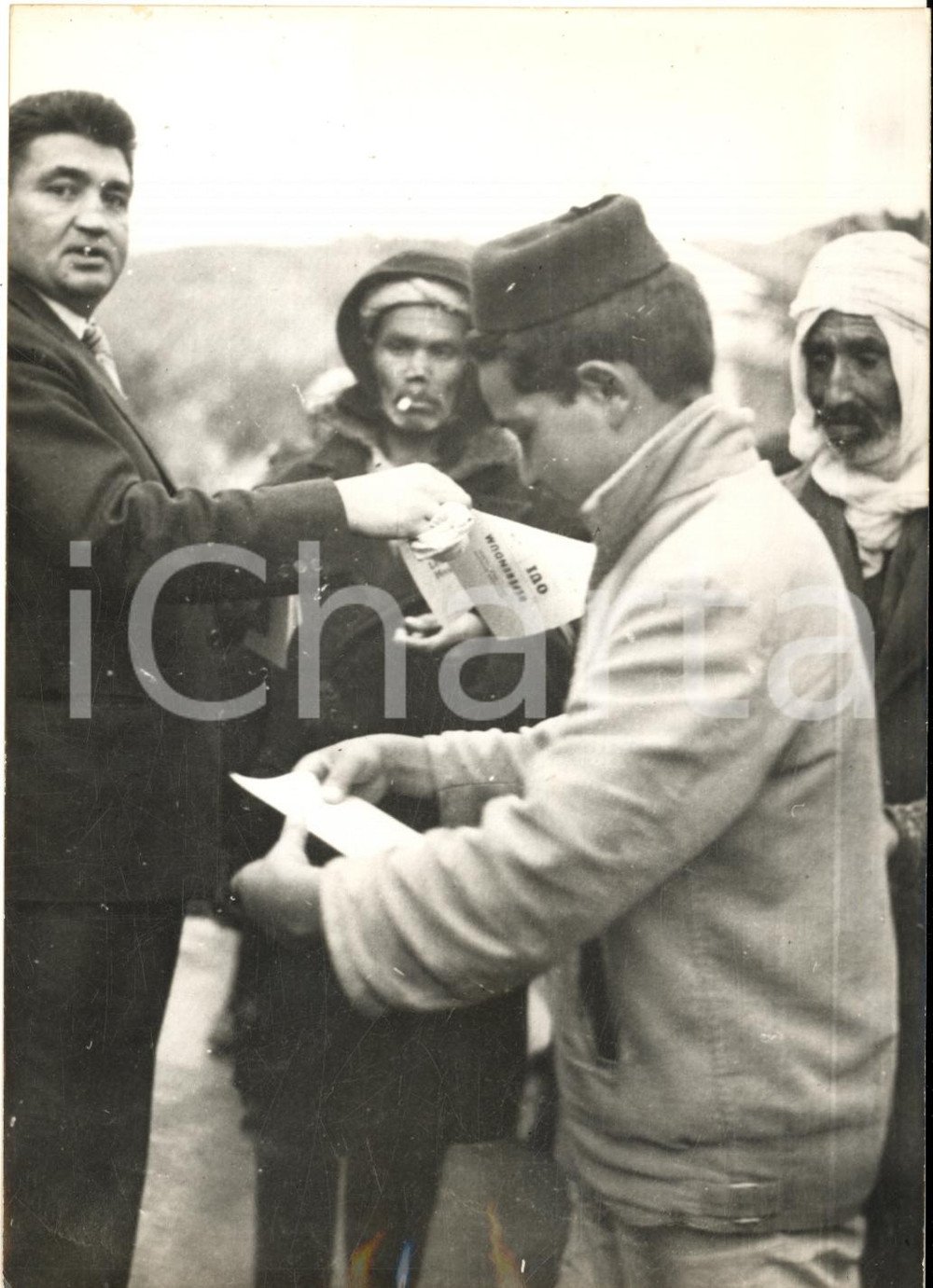 1960 ALGER Campagne pour le référendum - Distribution de tracts aux musulmans