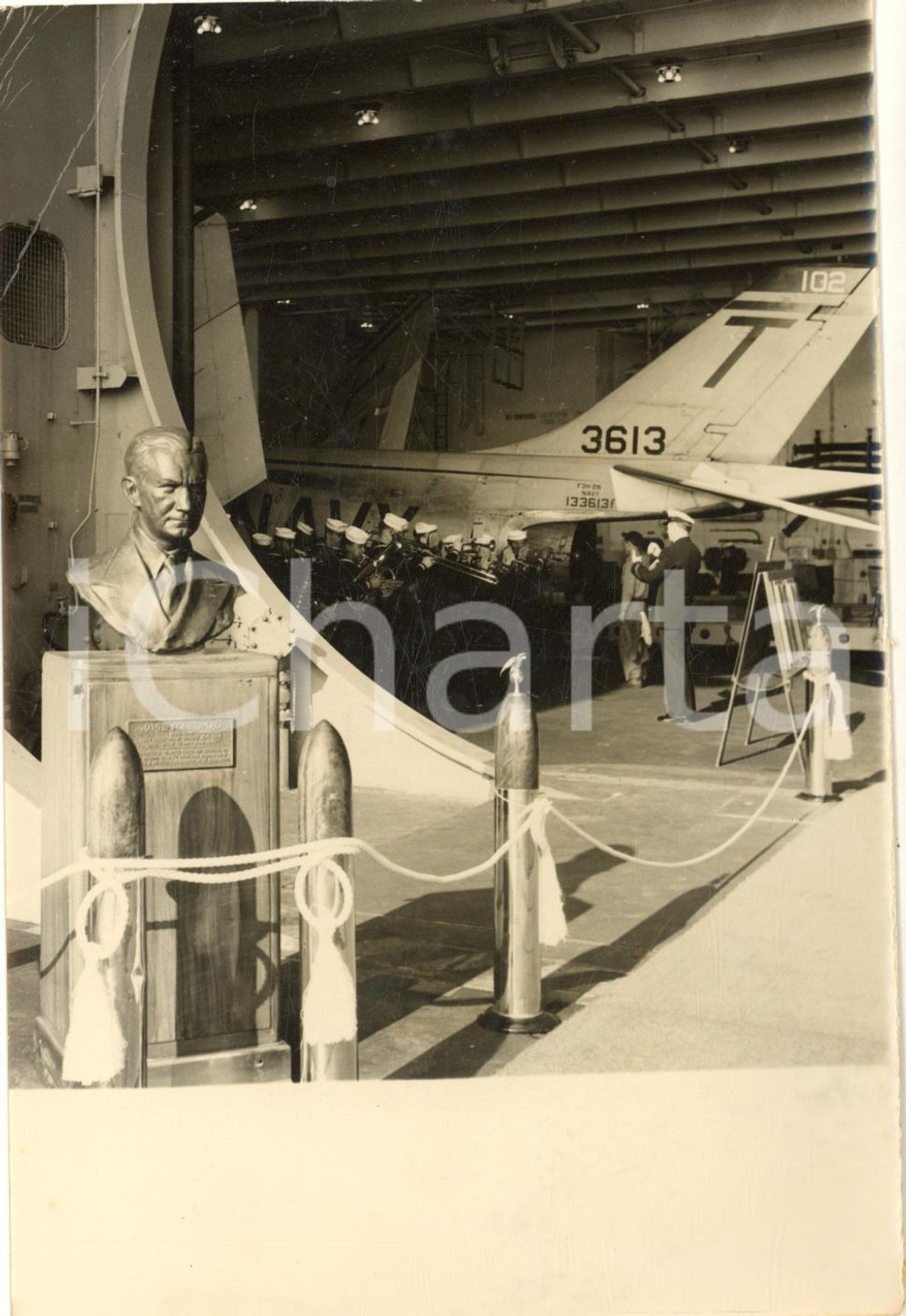 1960 ca CANNES Portaerei USS FORRESTAL - La banda esegue l'inno nazionale *Foto Fotografia d'epoca con didascalia coeva.CONDIZIONI: POOR (margine destro rifilato; piegatura all'angolo superiore sinistro e lievi macchie al margine inferiore))FORMATO: 13x18 cm     originale e autentica 1