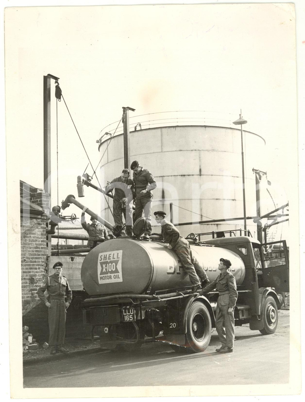1953 LONDON Depot of SHELL MEX - STRIKE - Troops loading petrol for delivery
