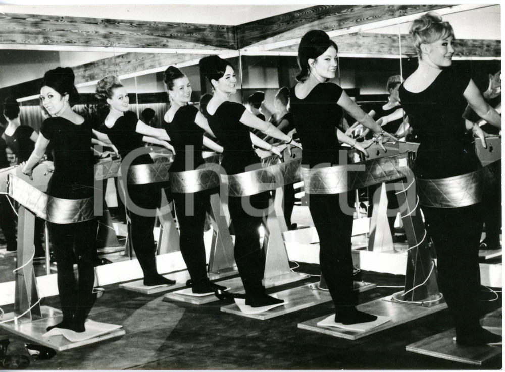 1965 PARIS - Ballerine "BLUEBELL GIRLS" provano massaggiatore elettrico *Foto