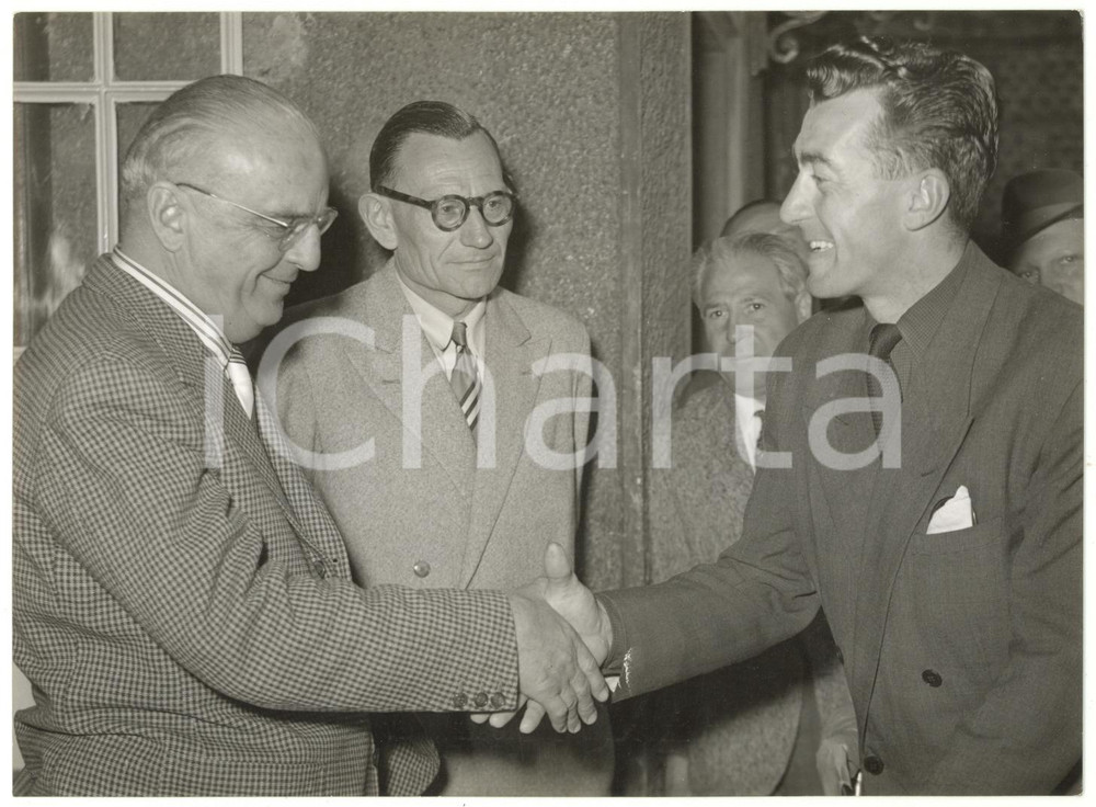 1953 CICLISMO GIRO D'ITALIA PUNZONATURA Louison BOBET saluta Giuseppe AMBROSINI