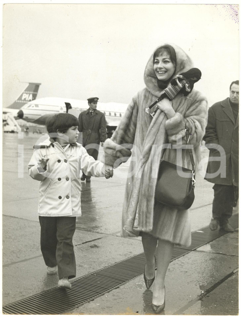 1961 Aereoporto ROMA - Arrivo di Anna Maria PIERANGELI con il figlio *Foto 18x24