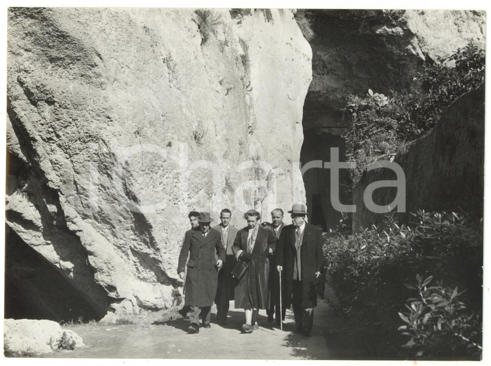 1954 SIRACUSA Parco archeologico - Vincent AURIOL Michelle AUCOUTURIER in visita