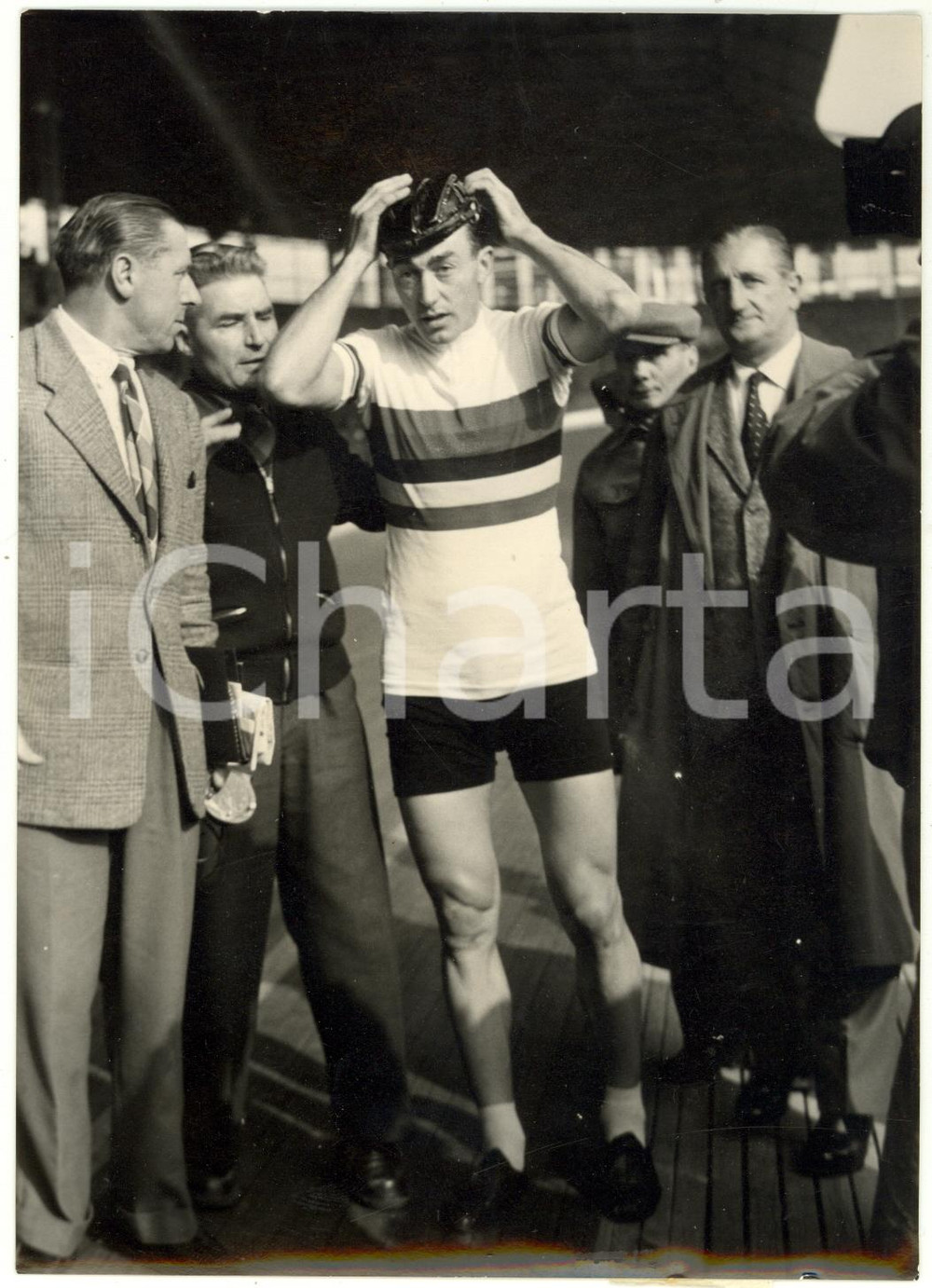 1954 MILANO Vigorelli CICLISMO - Louison BOBET dopo il tentato record dell'ora